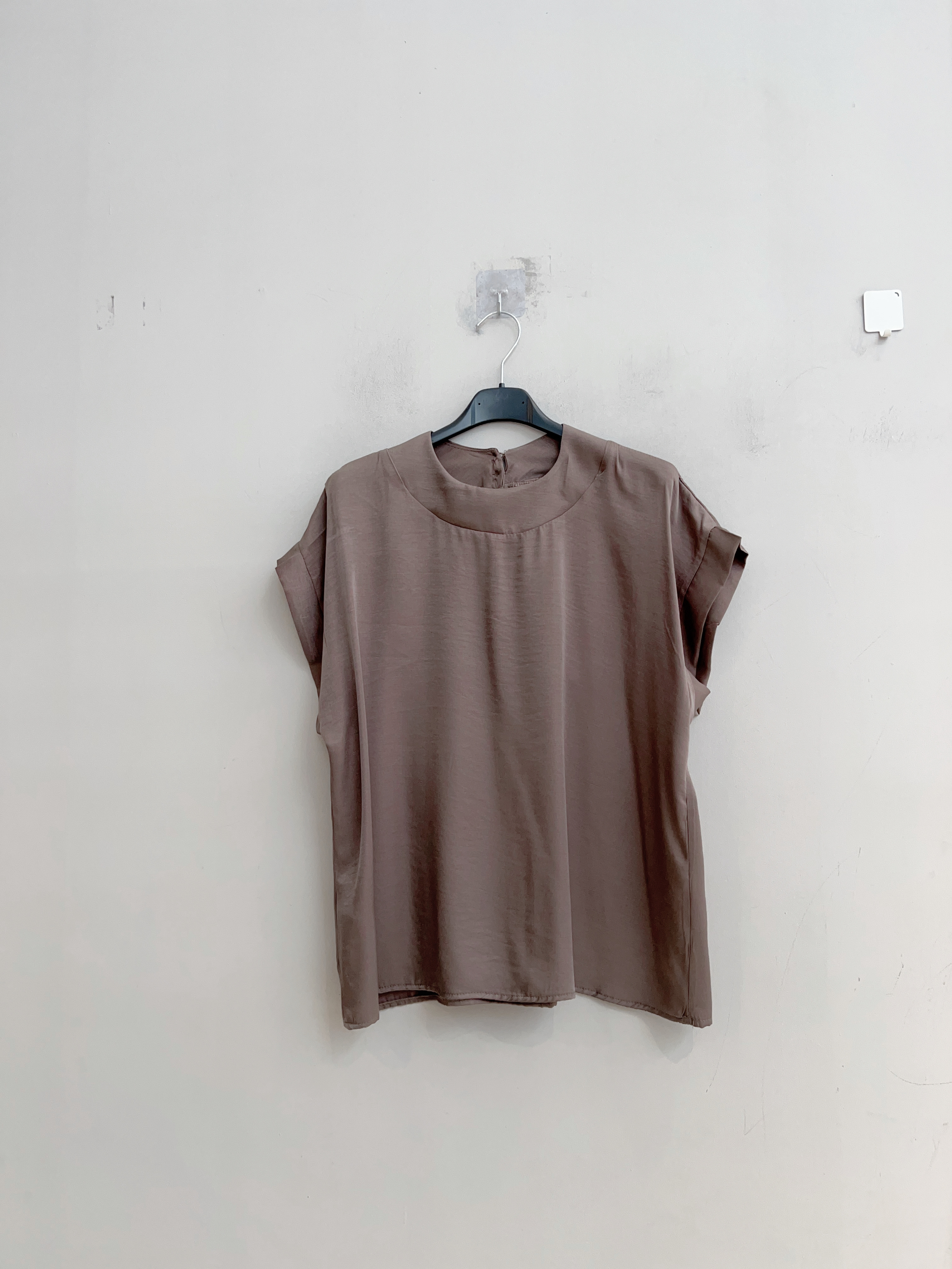 Locker sitzende Bluse mit kurzem Arm