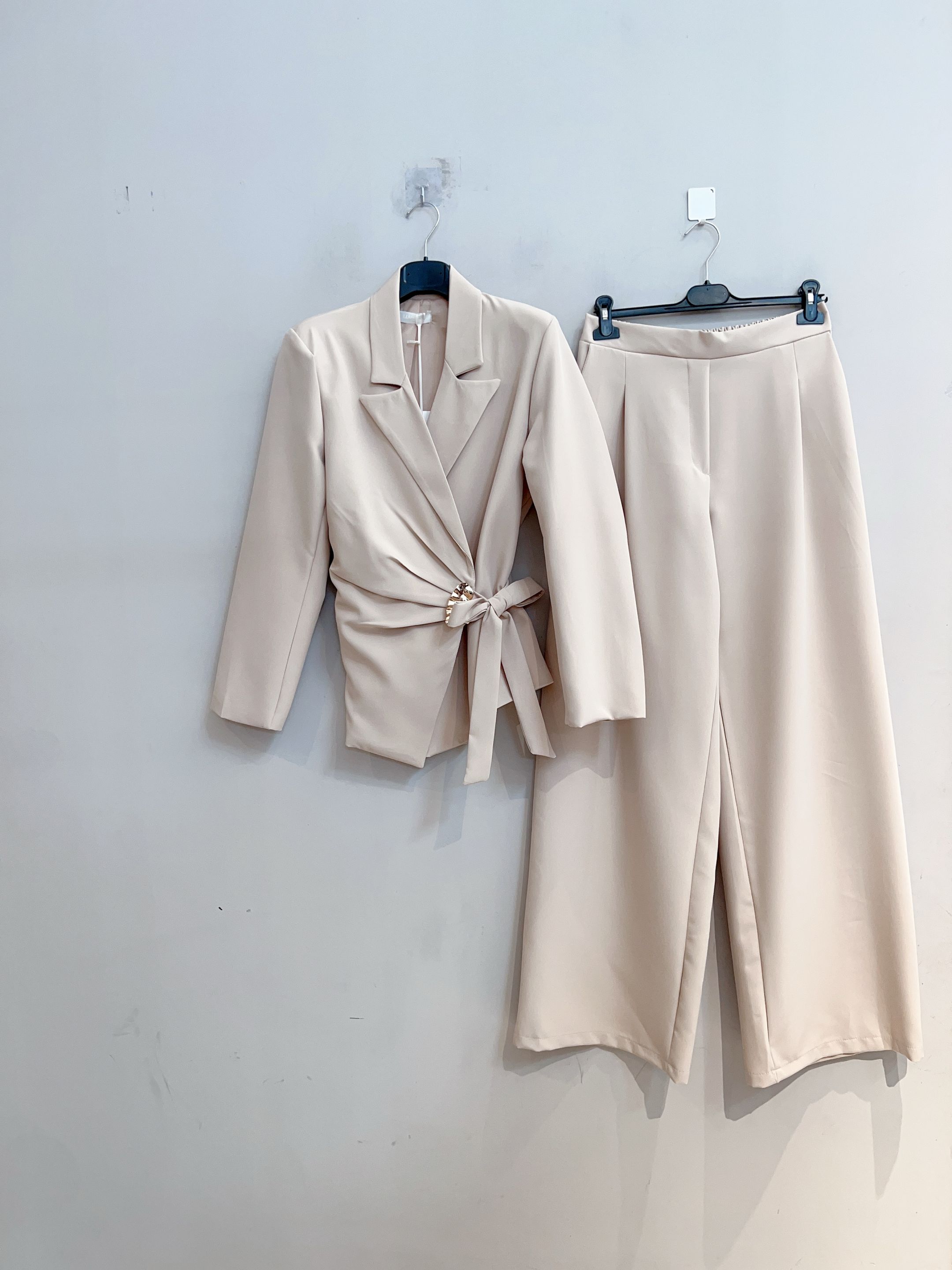 Blazer- und High-Waist-Hosenset mit Wickeleffekt