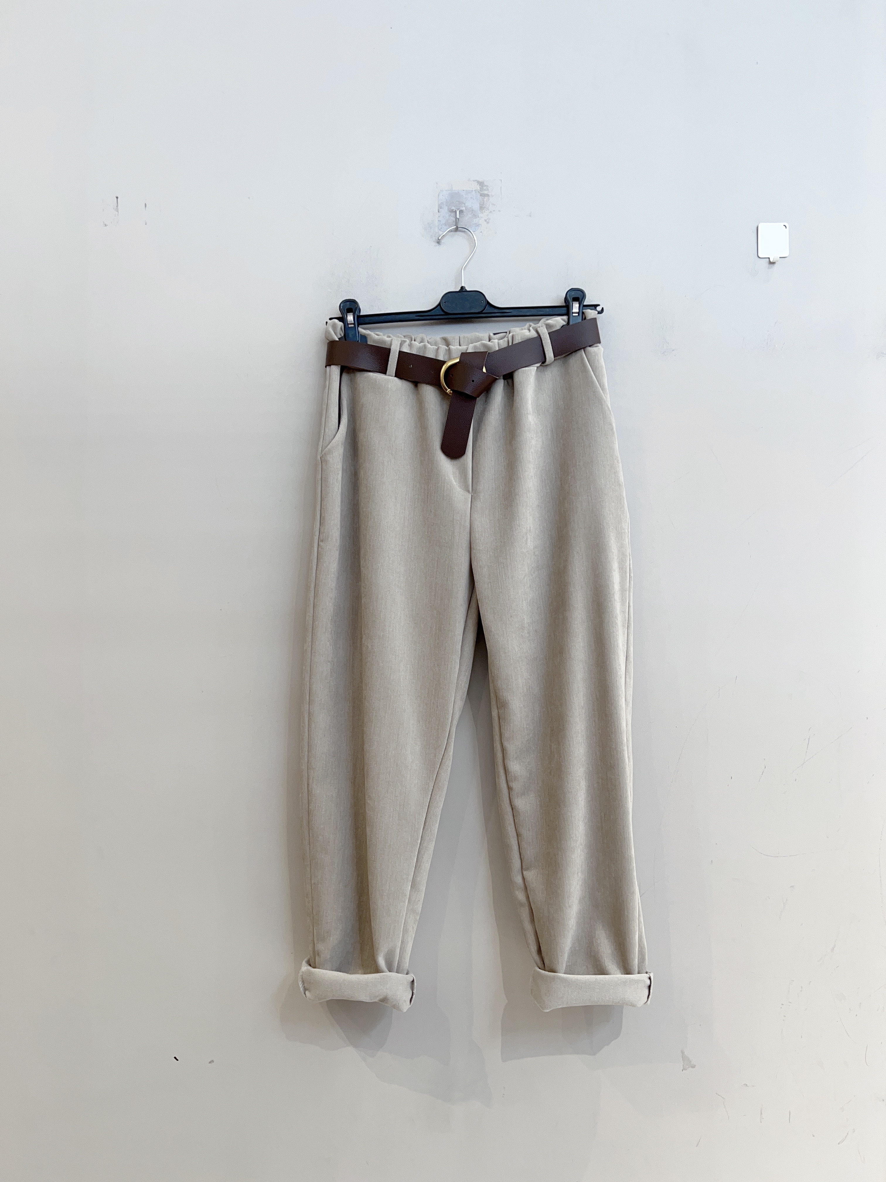 Hose mit geradem Schnitt und Gürtel