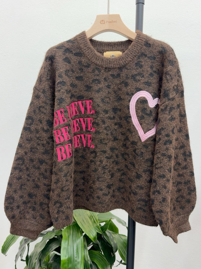 Oversize Pullover mit Stickerei