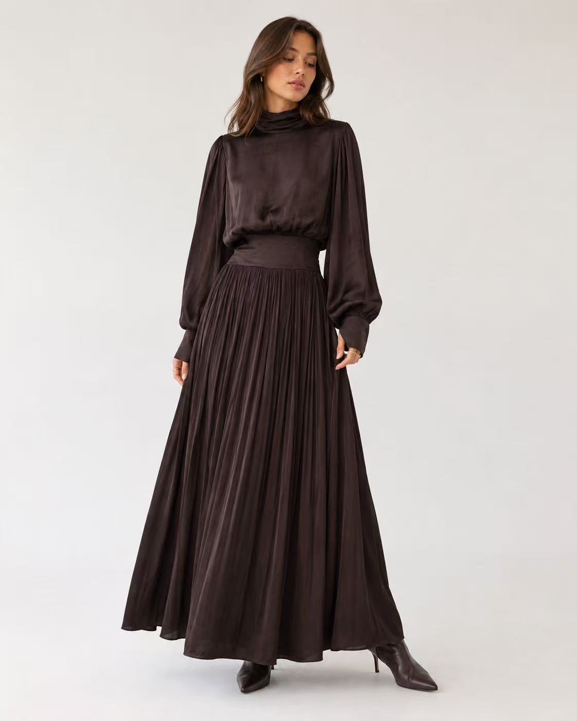 Plissiertes Maxikleid mit Rollkragen