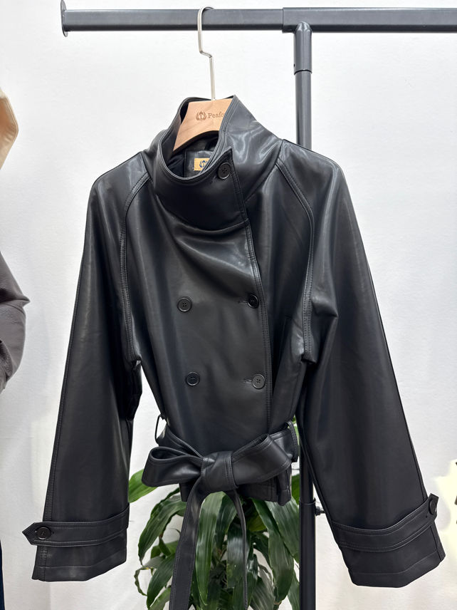 Kunstlederjacke mit Gürtel