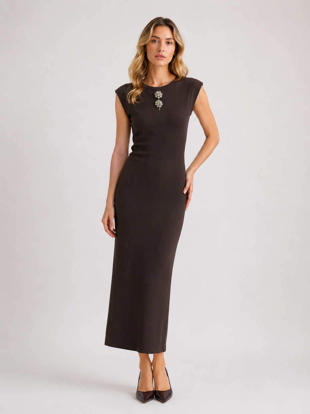 Figurbetontes Maxi-Kleid mit Dekor am Halsausschnitt