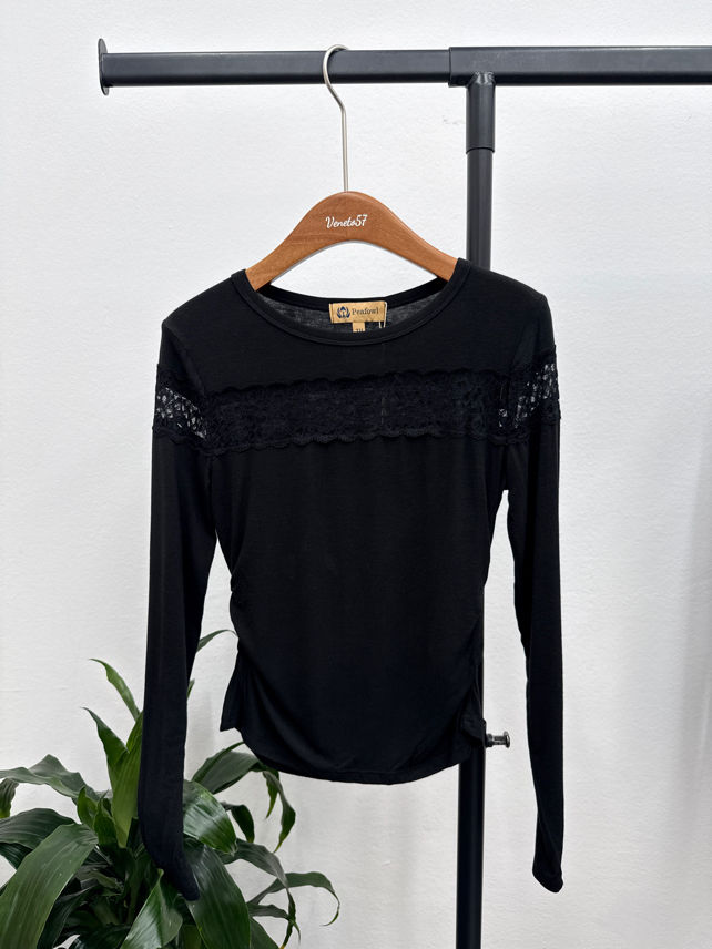 Figurnaher Top mit Spitzenbesatz