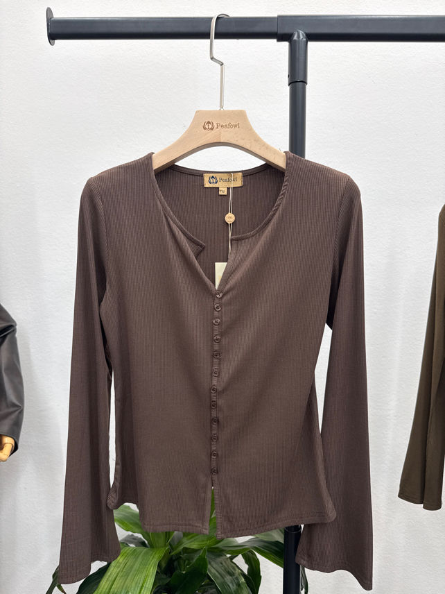 Figurbetontes Top mit V‑Ausschnitt