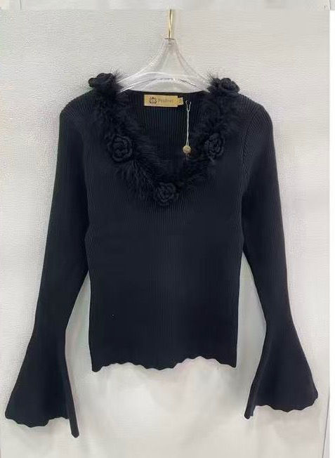 Figurnaher Pullover mit Fransen