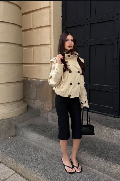 Kurze Trenchjacke mit Stehkragen