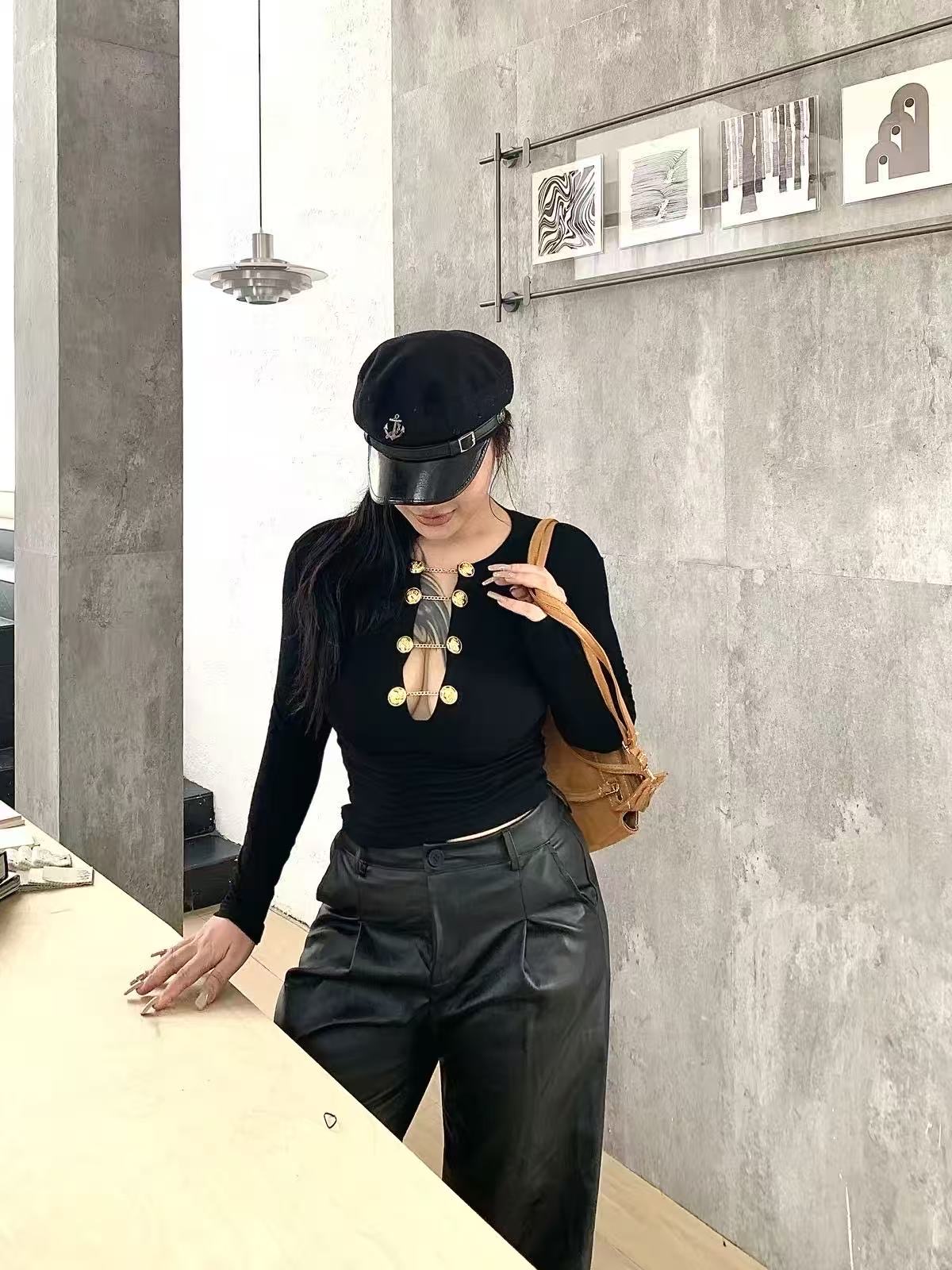 Figurbetontes Top mit Ausschnitt