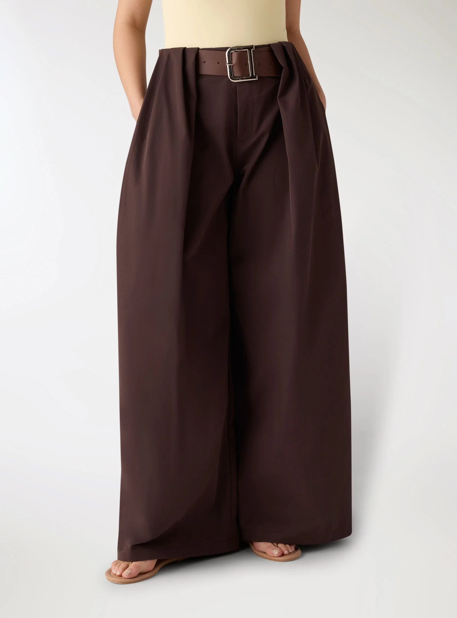 Weit geschnittene Hose mit Falten