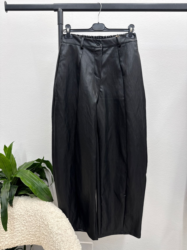 Weite Hosen mit Bundfalten