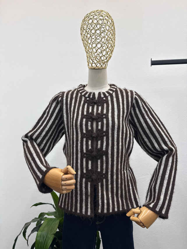Cardigan mit vertikalen Streifen und Hakenverschluss