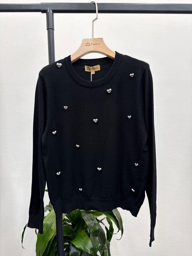 Pullover mit dekorativen Knöpfen