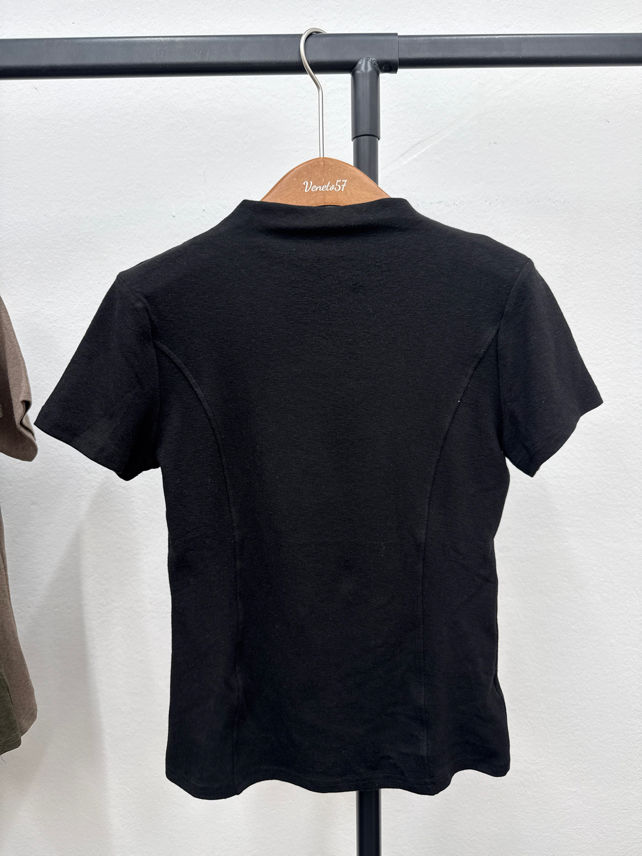 Figurbetontes T-Shirt mit Halbkragen