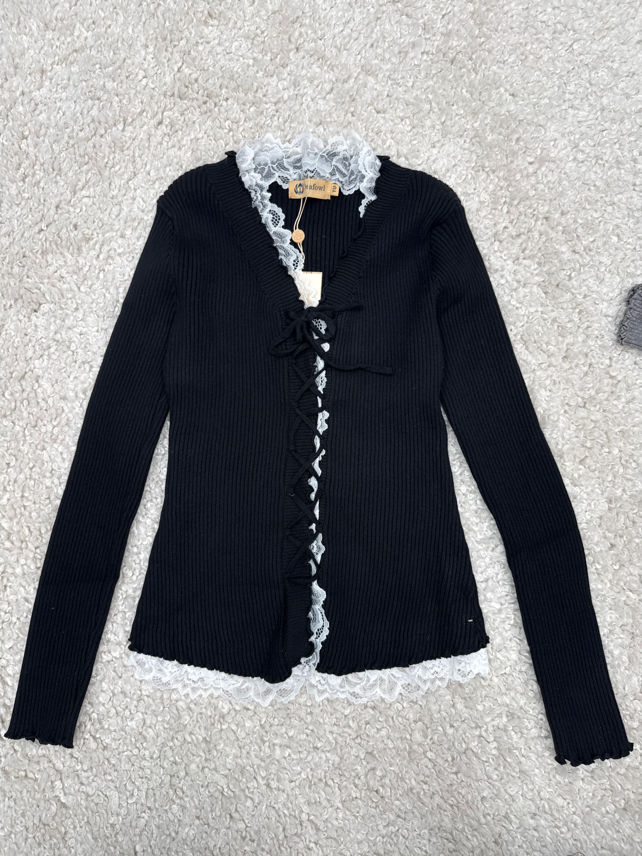 Figurbetonter Cardigan mit Schnürbindung