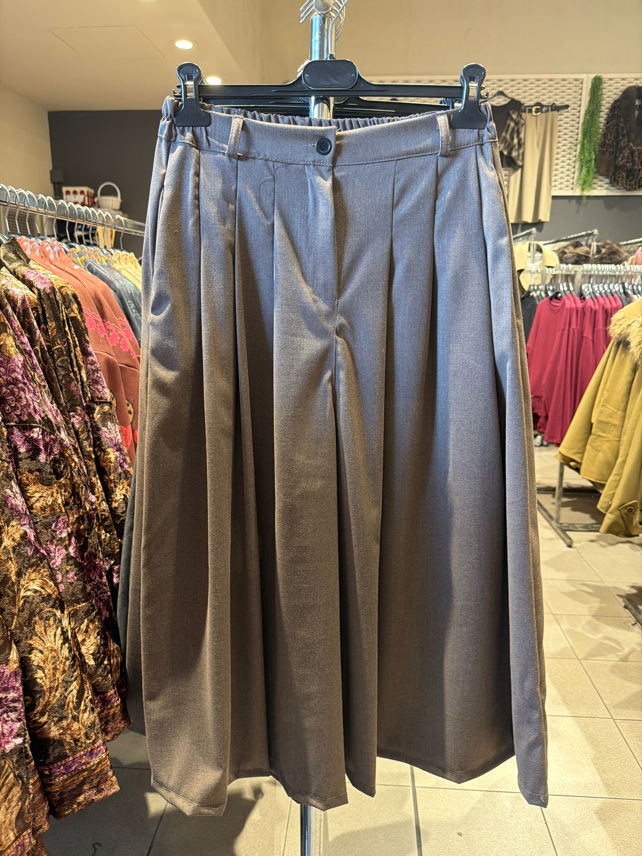 Weite Hosen mit Falten