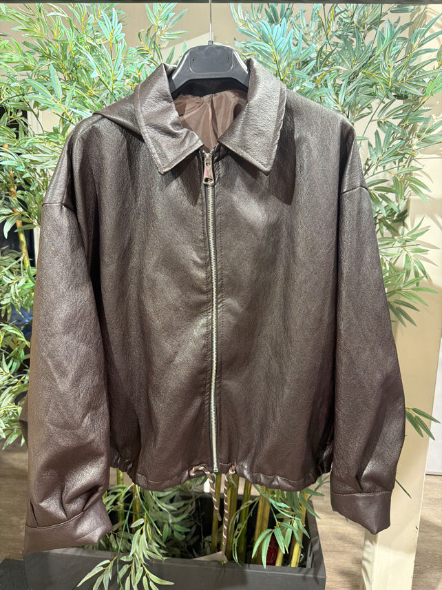 Kurze Lederjacke mit Kordelzug