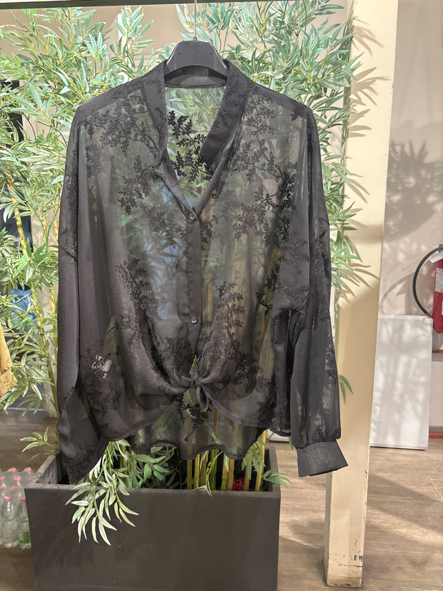 Locker sitzende Bluse mit Stickerei