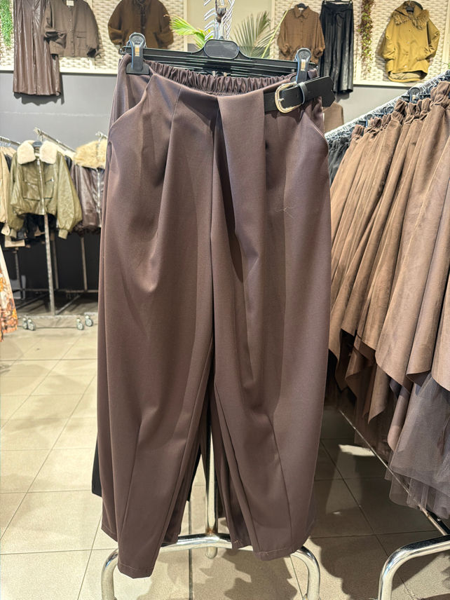 Weite Hosen mit Bundfalten