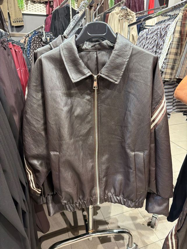 Bomberjacke mit Streifen