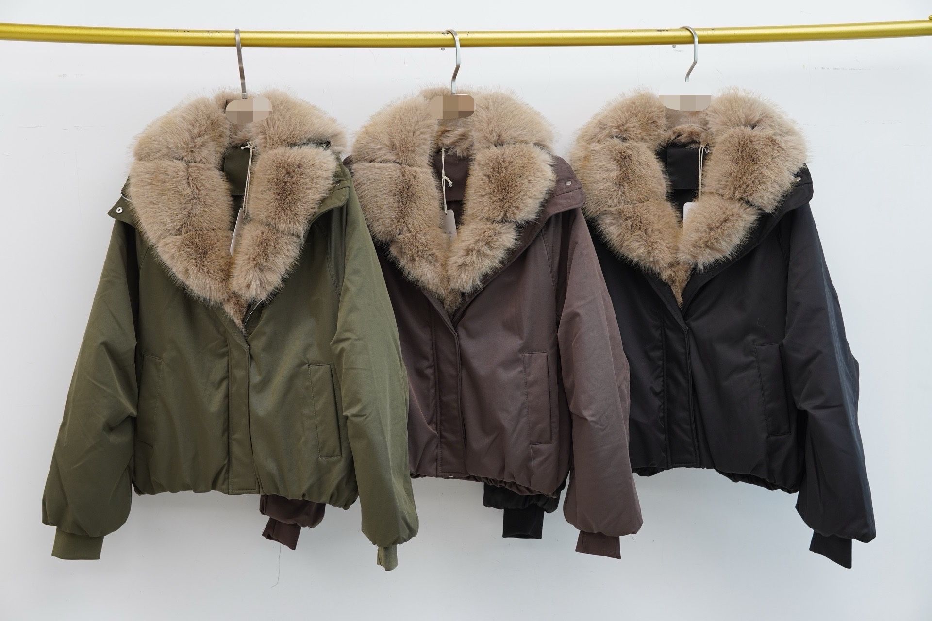 Kurze Kapuzenjacke mit Fellbesatz