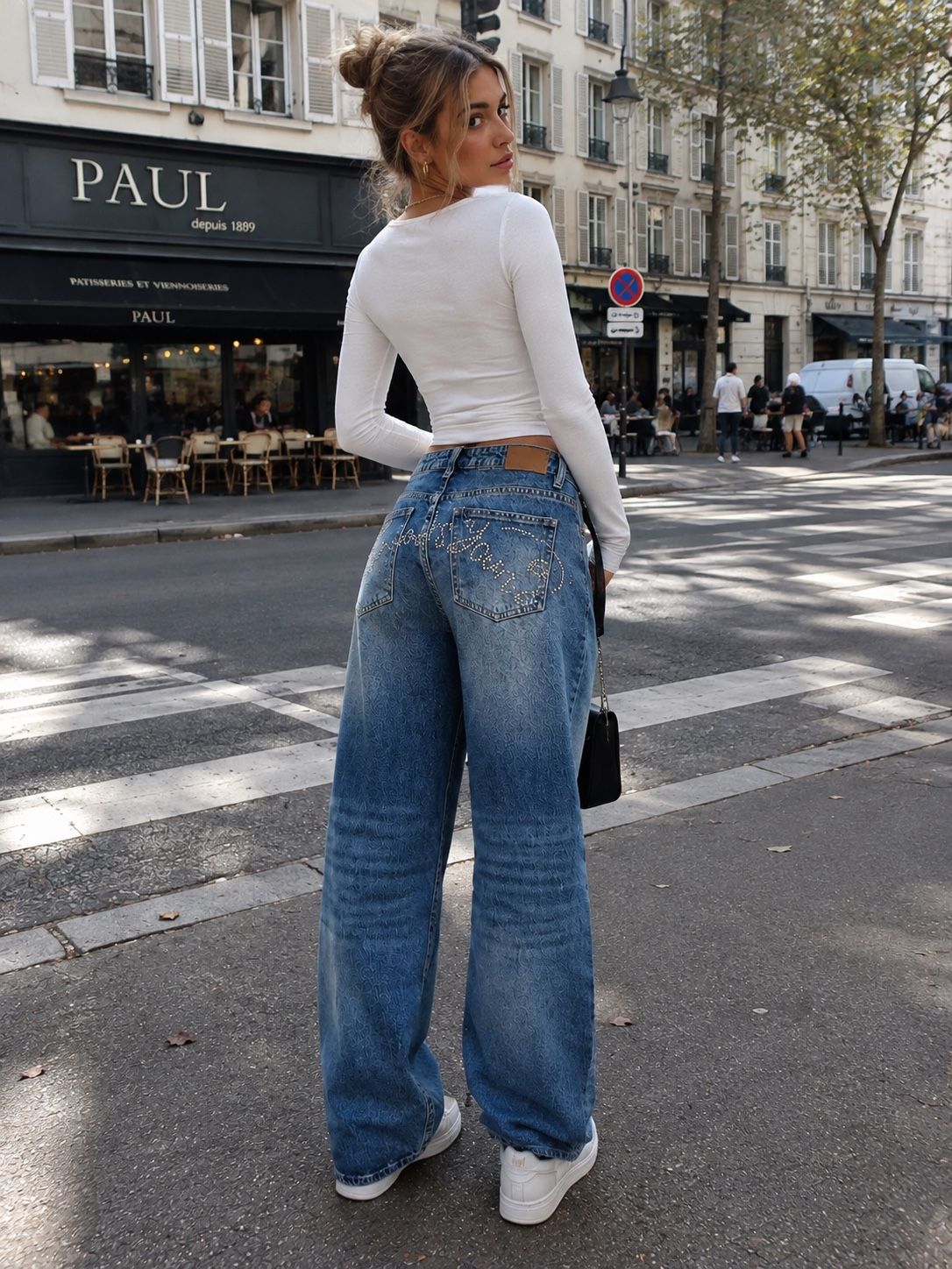 Weite Jeans mit Nieten