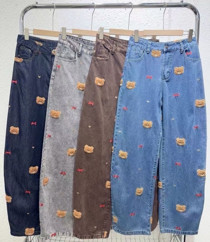 Jeans mit weitem Bein und Stickerei