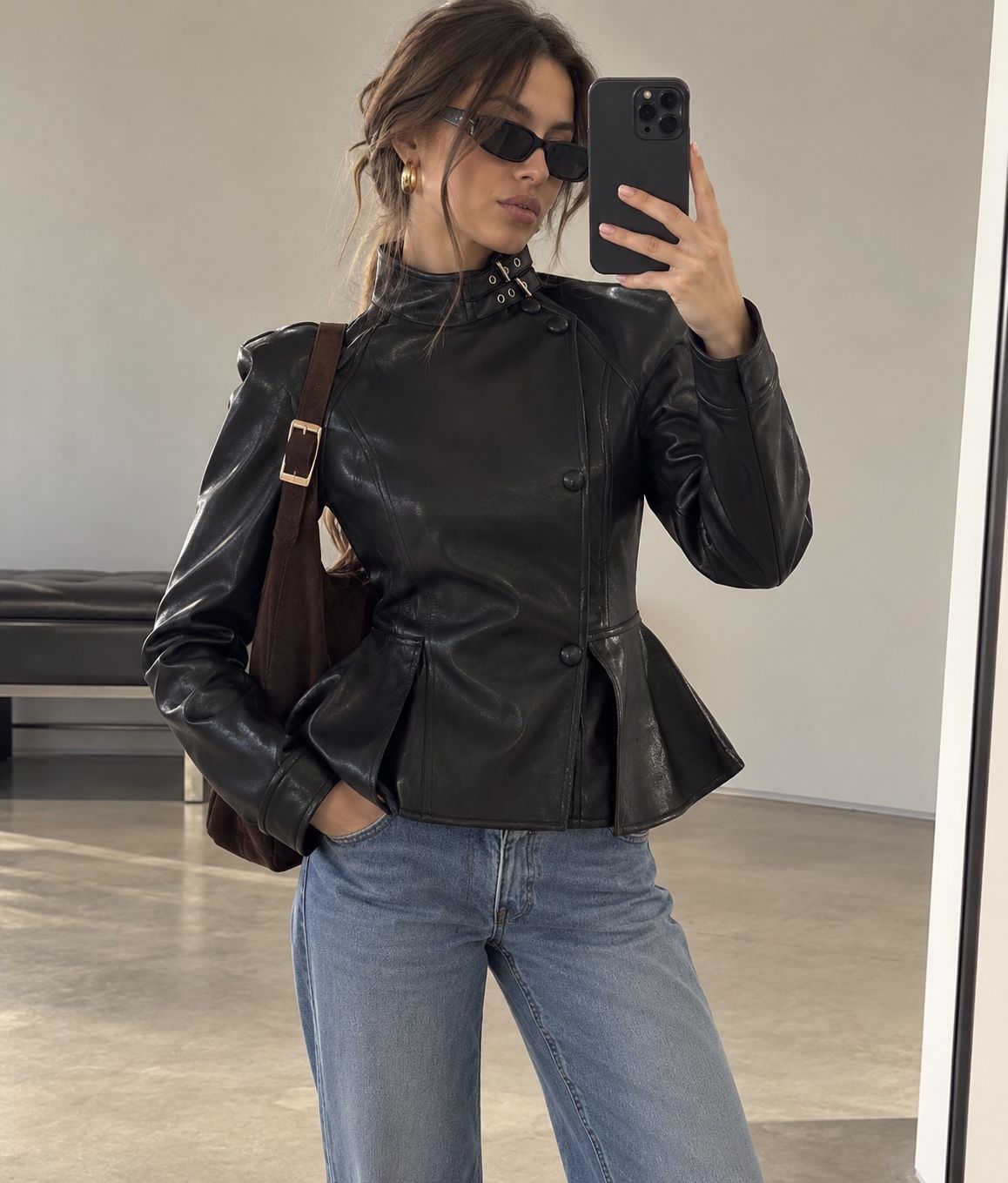 Taillierte Jacke mit Baskenbesatz