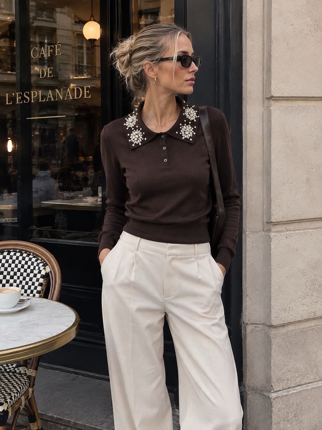 Figurbetonter Polo-Pullover mit Stickerei
