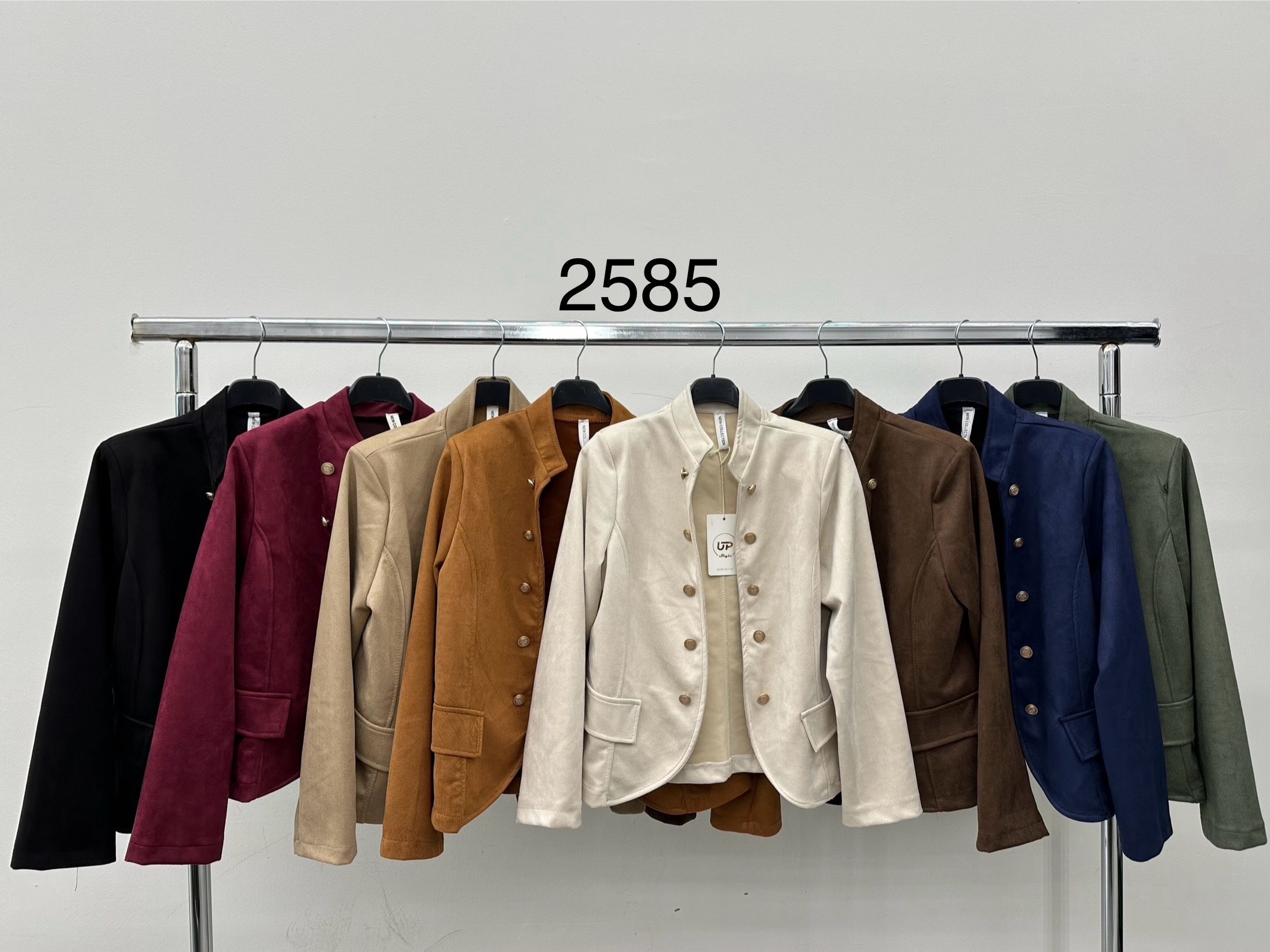Kurze Jacke mit Stehkragen und Knöpfen