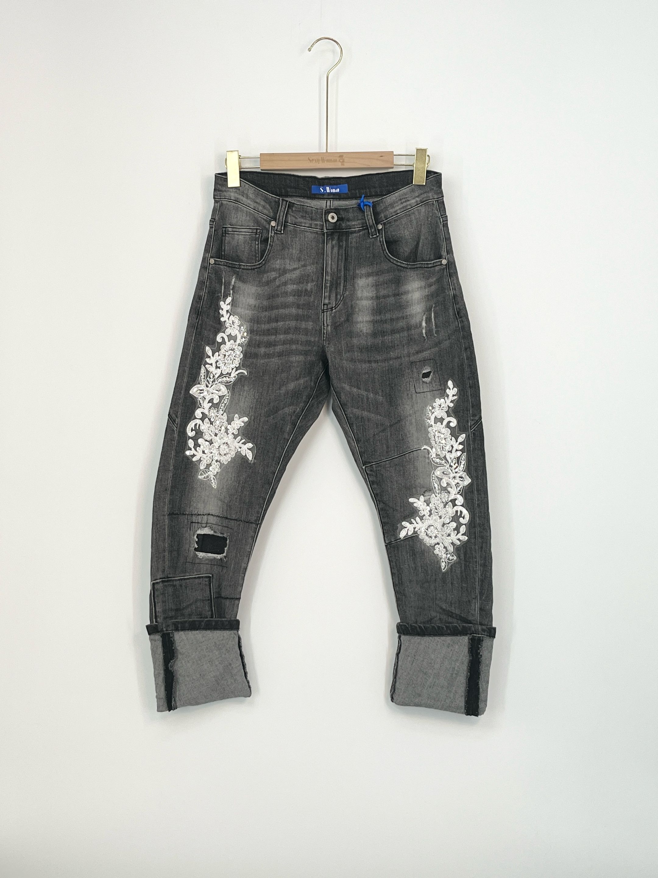 Gerade Jeans mit Stickerei