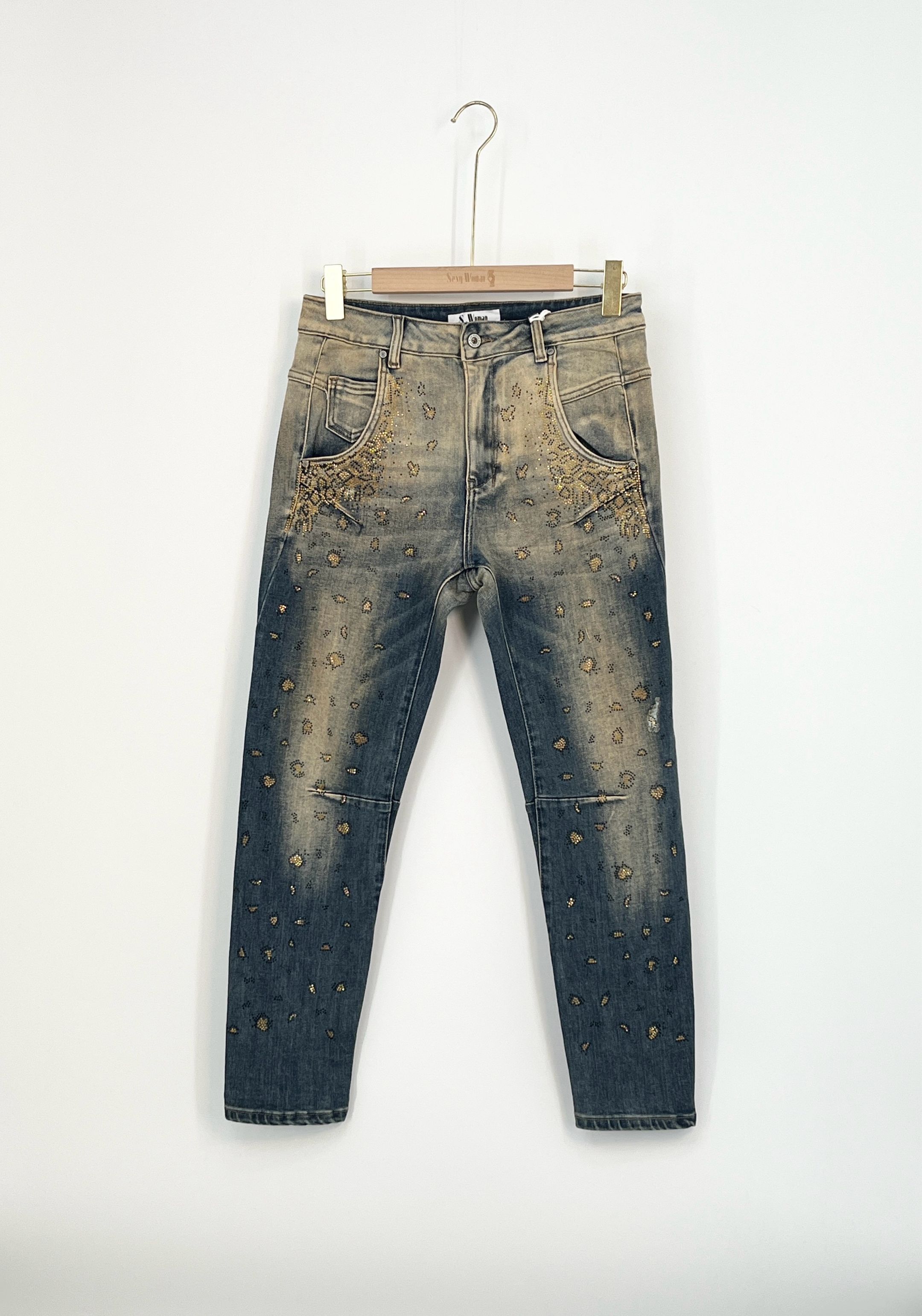 Figurnahe Jeans mit Nieten