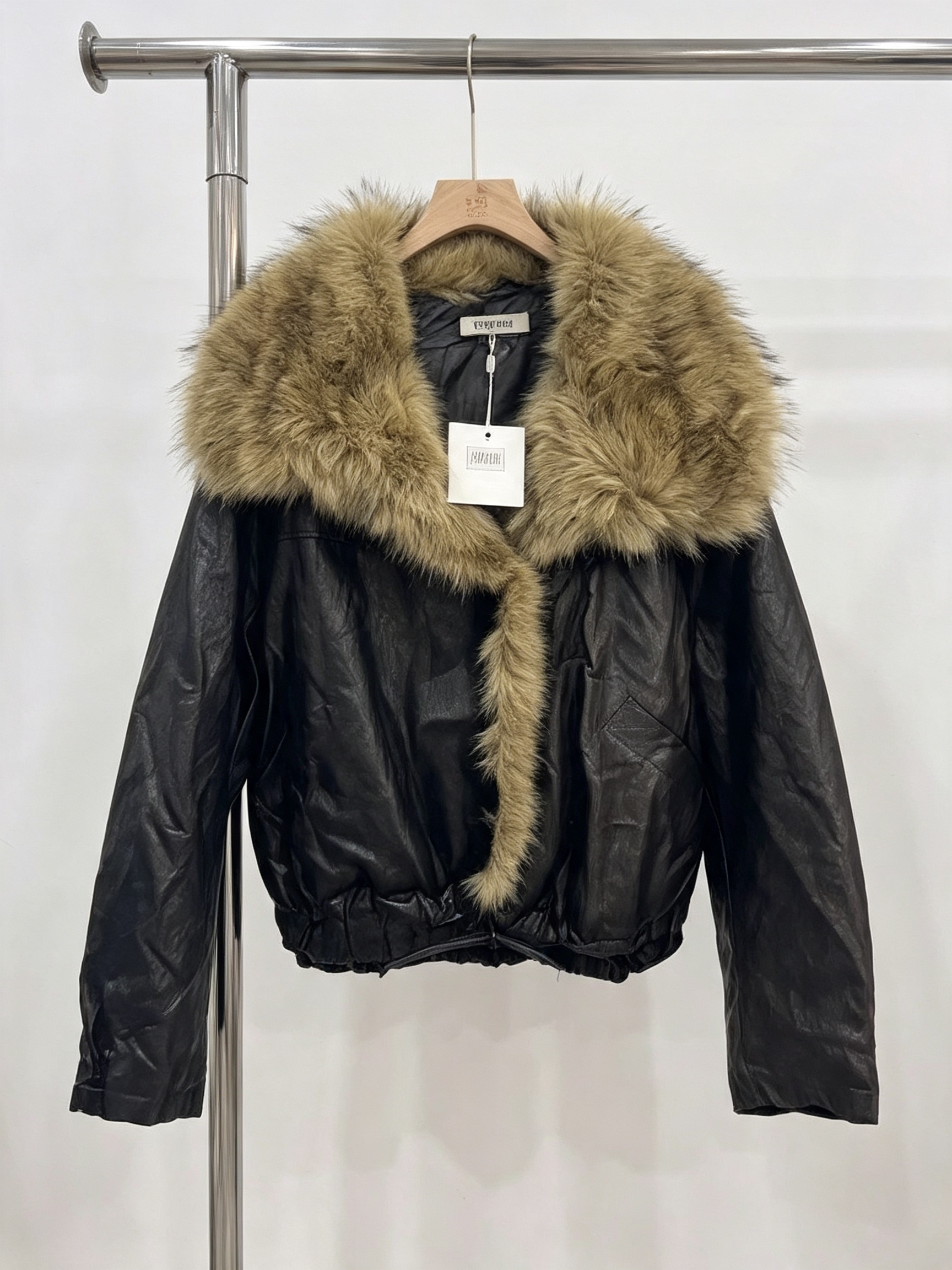 Jacke aus Kunstleder mit Fellkragen