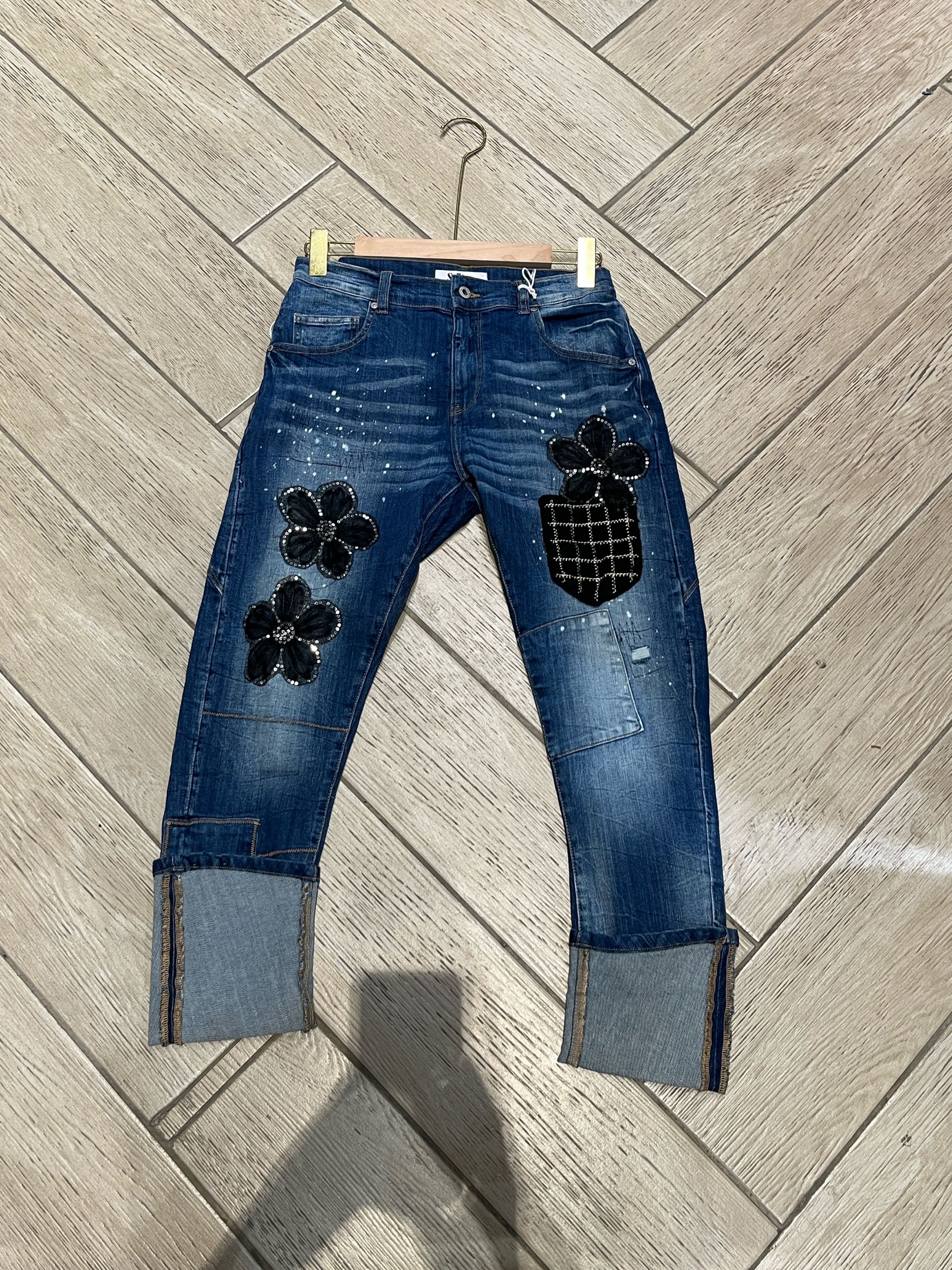 Gerade Jeans mit Stickerei