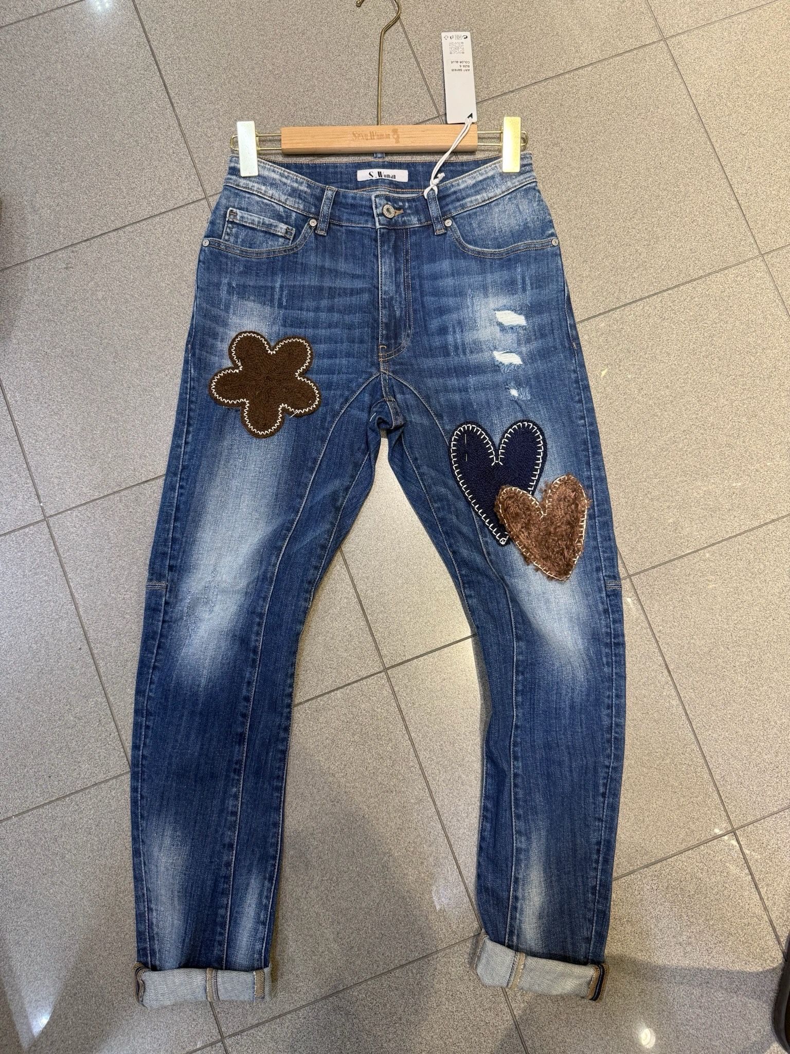 Gerade Jeans mit Stickerei