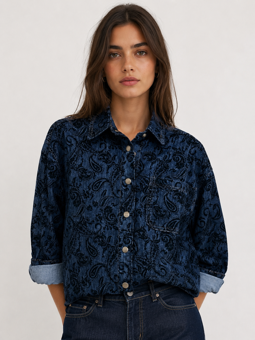 Locker geschnittenes Jeanshemd