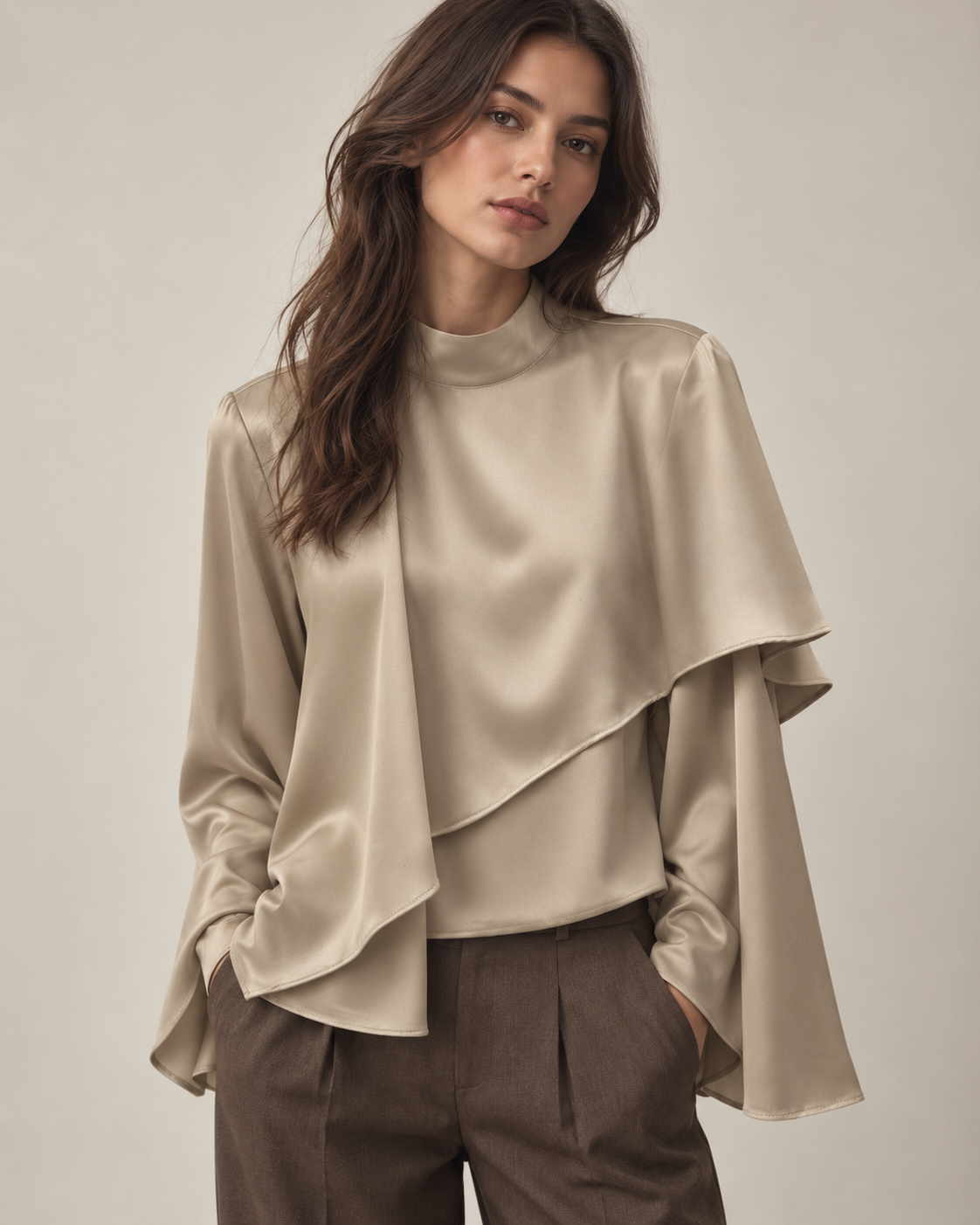 Locker geschnittene Satinbluse mit halbem Rollkragen und Volant