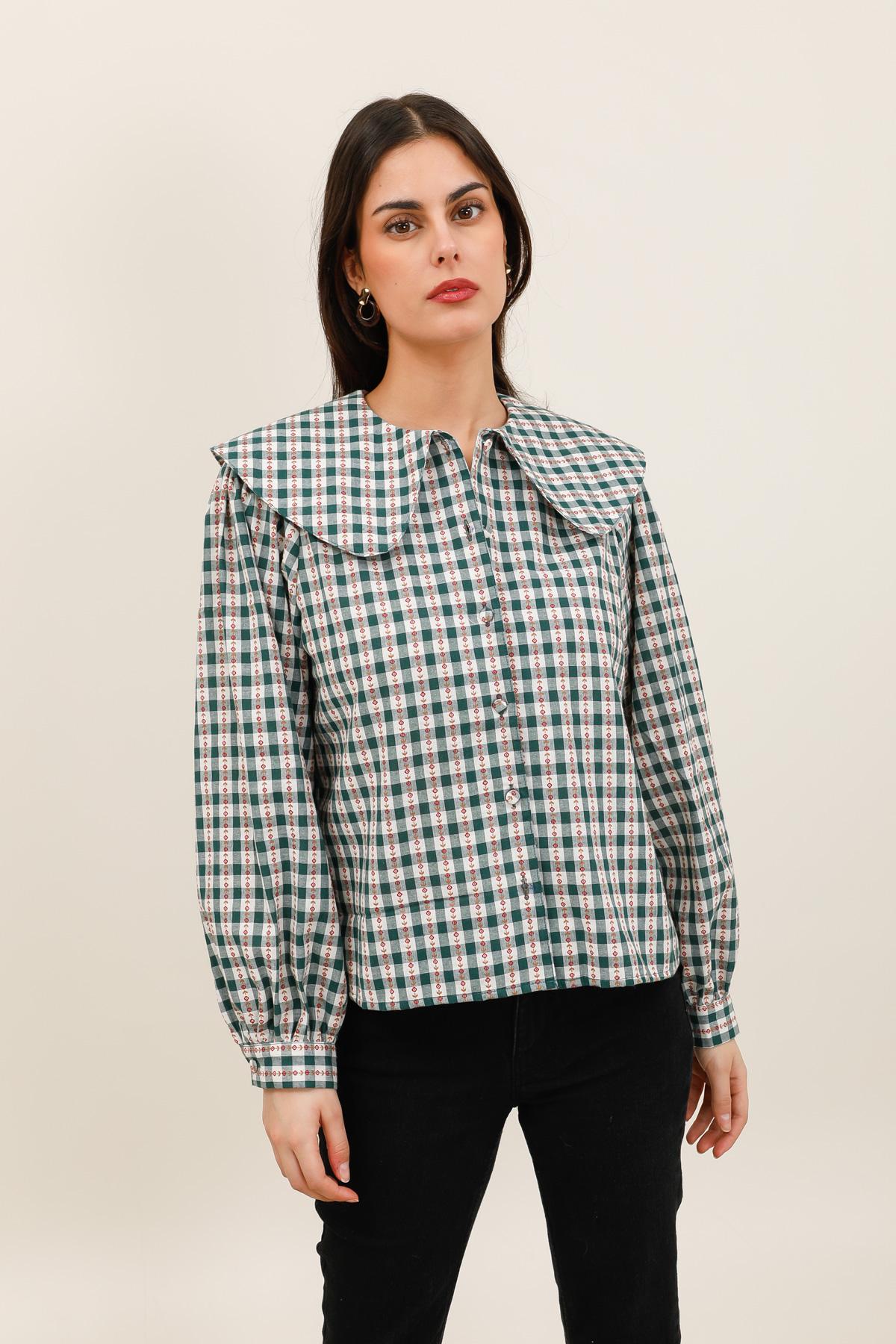 Bluse mit großem Kragen