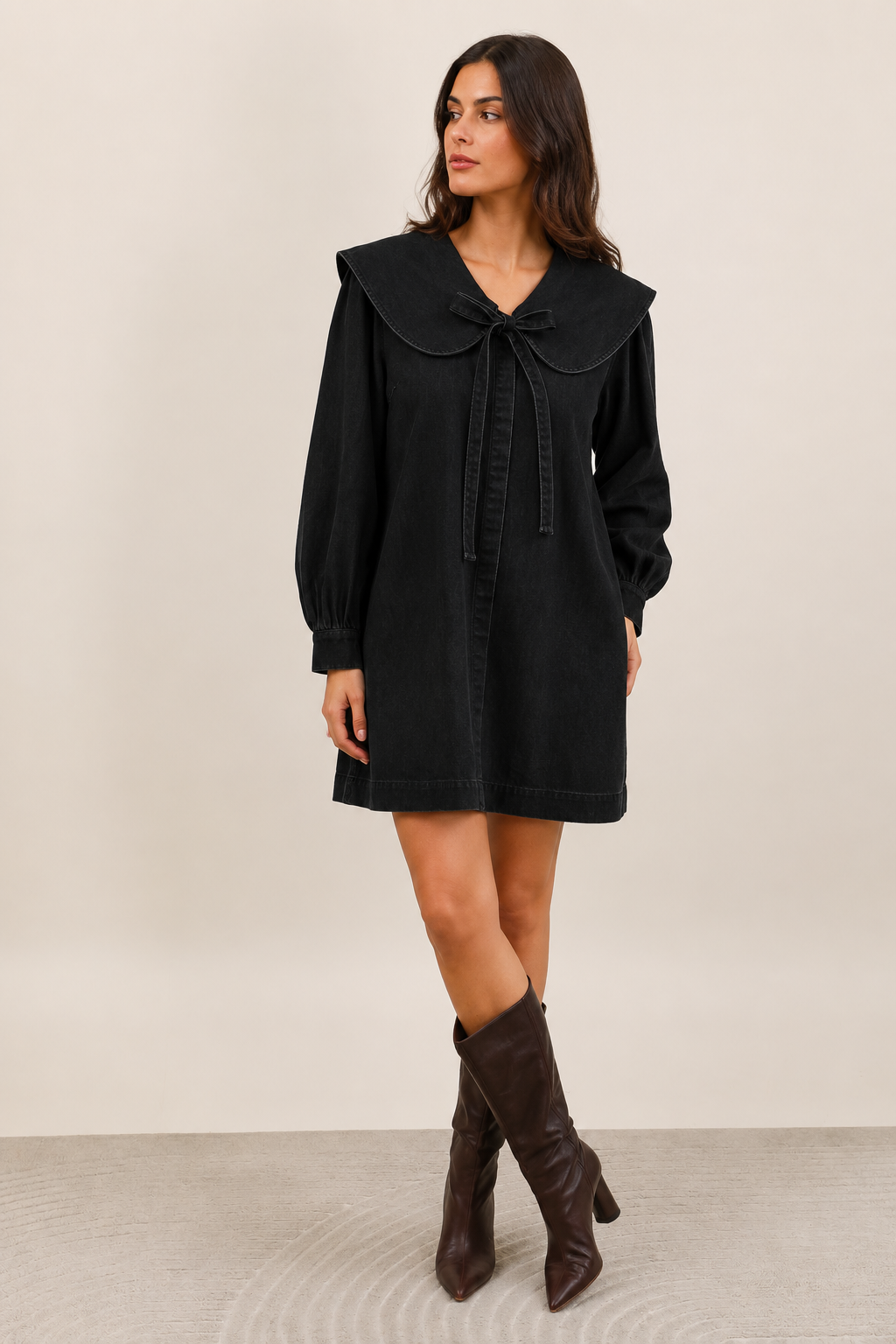Trapez-Kleid mit Bebe-Kragen