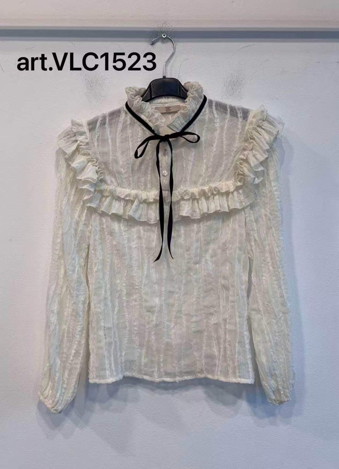 Bluse mit Rüschen und Schleife