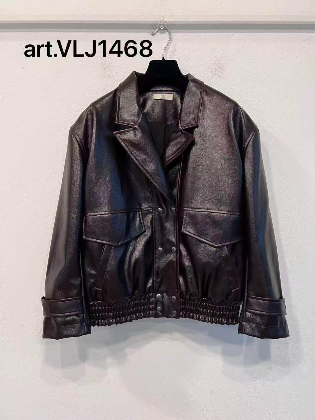 Kurze Jacke mit Klappenkragen