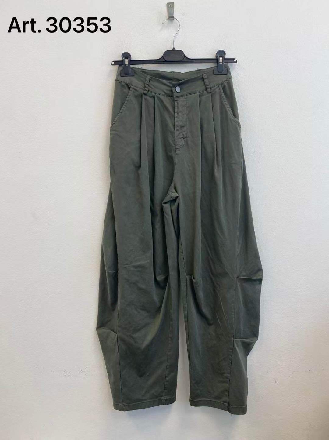 Weite Hosen mit Bundfalten