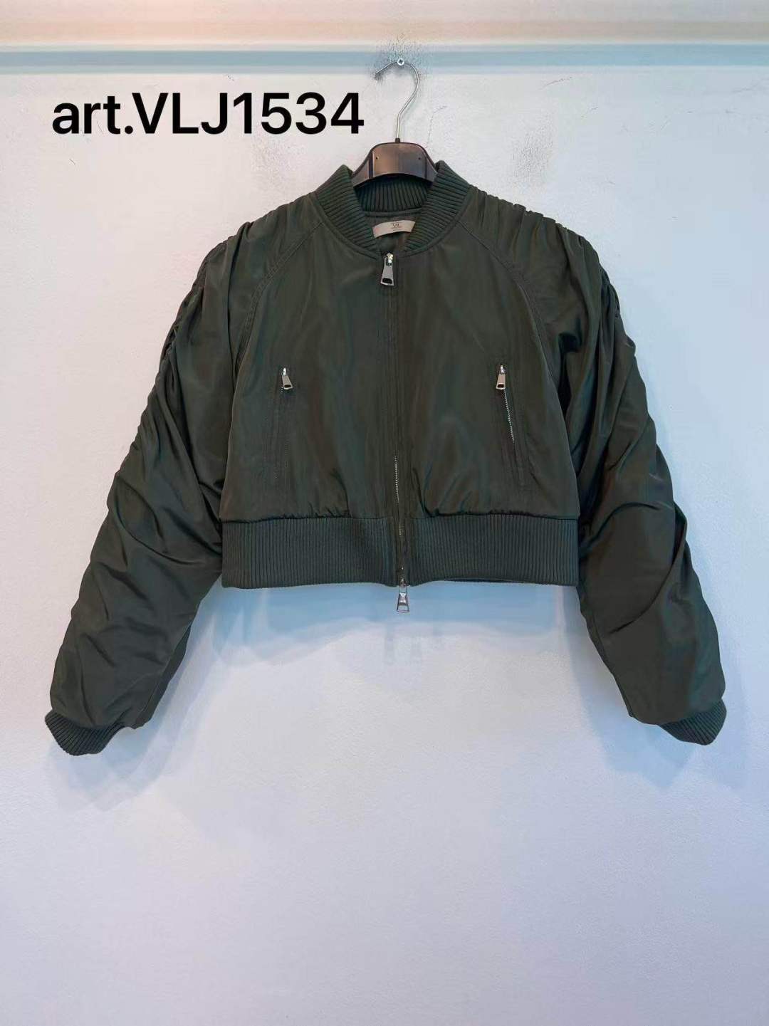 Kurze Bomberjacke mit Stehkragen
