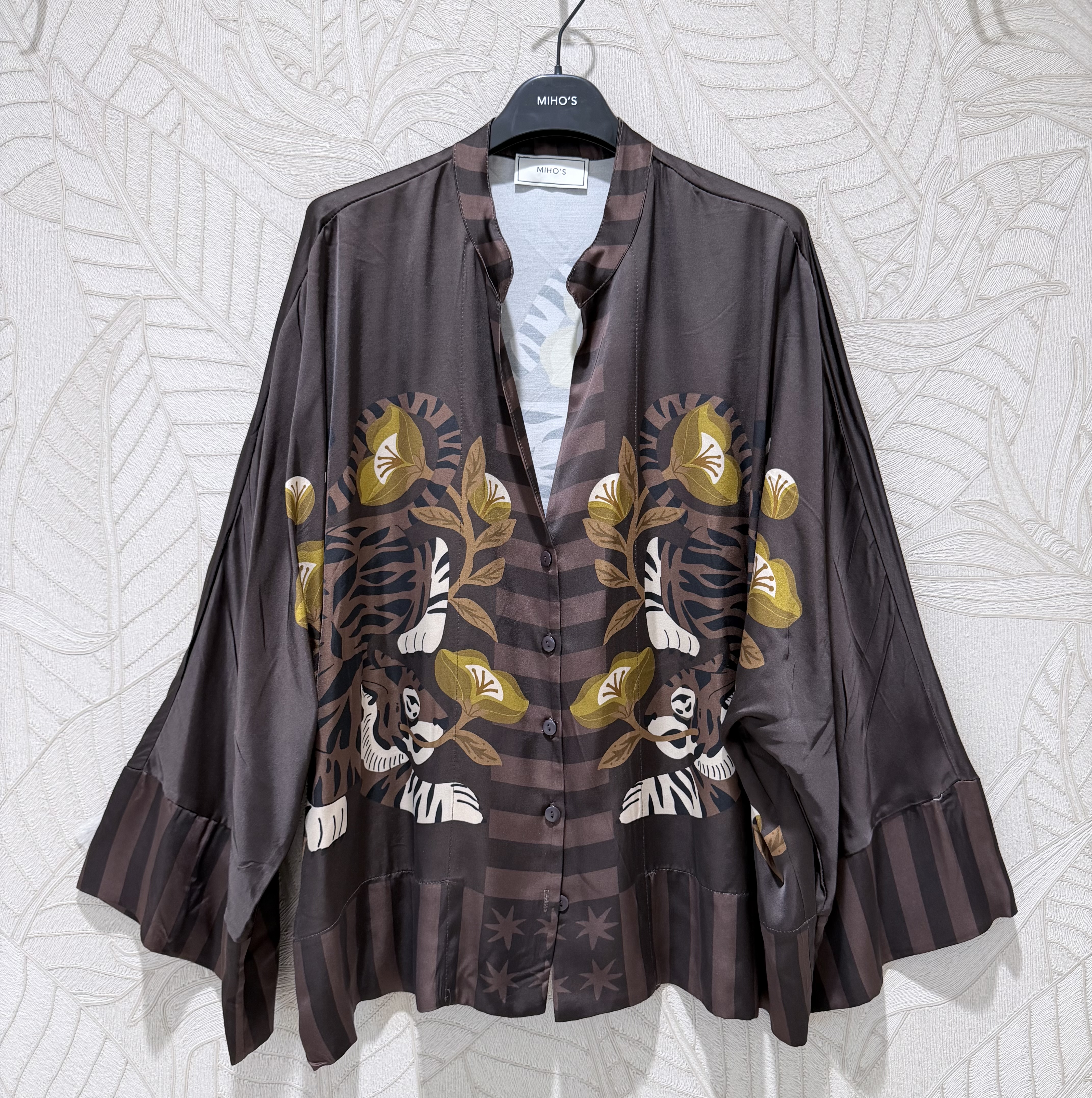 Legere Bluse mit Volant und V‑Ausschnitt