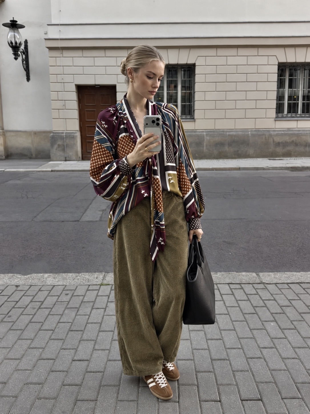 Locker sitzende Bluse mit Bindung