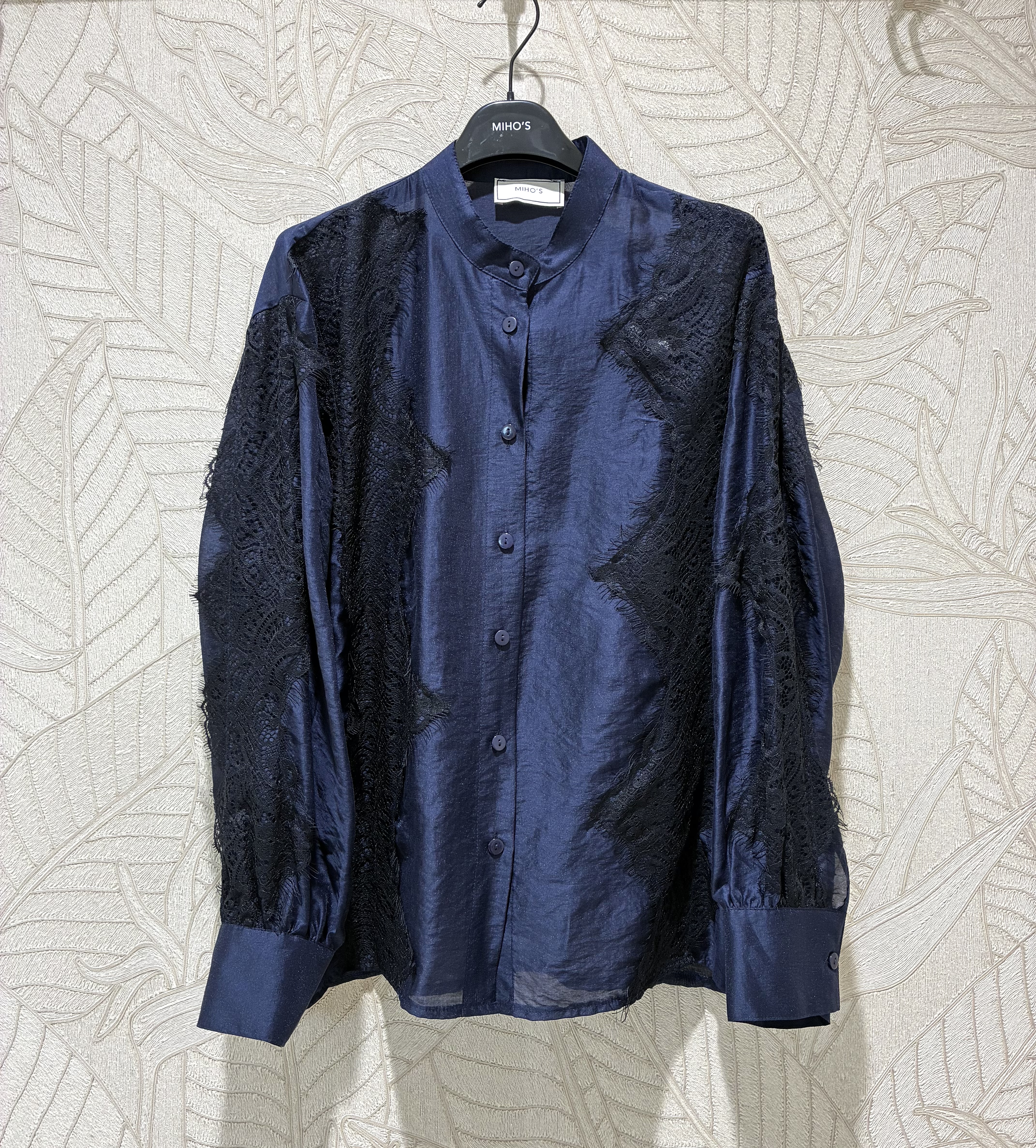 Bluse mit Stehkragen und Spitzenbesatz