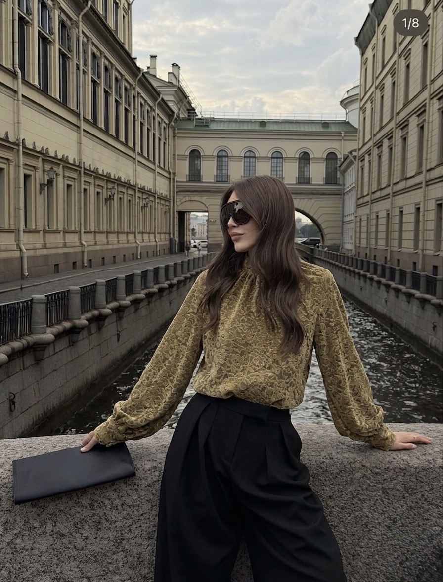 Bluse mit Halbrollkragen und Spitze