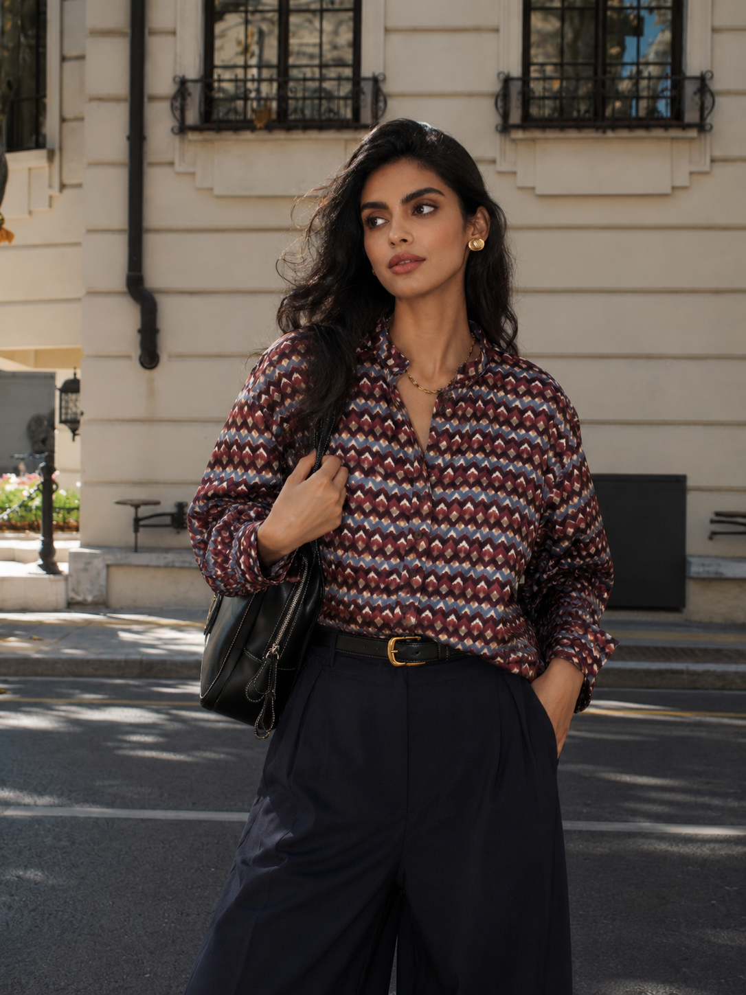 Locker sitzende Bluse mit Stehkragen