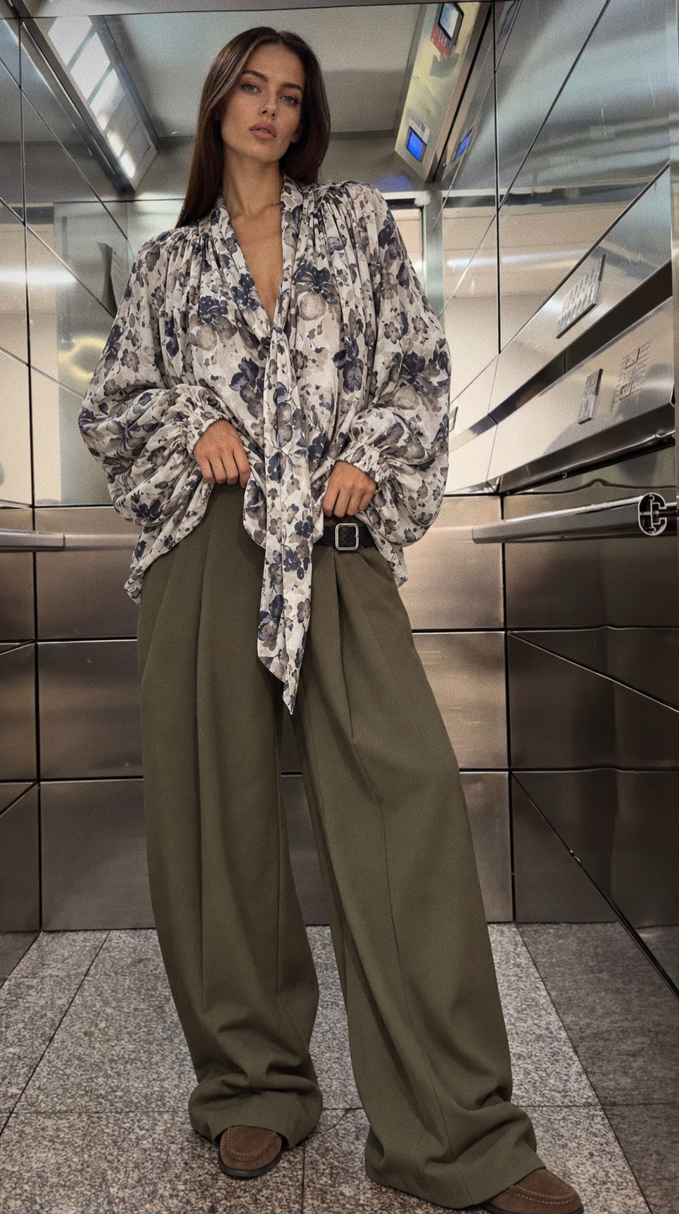 Verlängerte Bluse mit V‑Ausschnitt