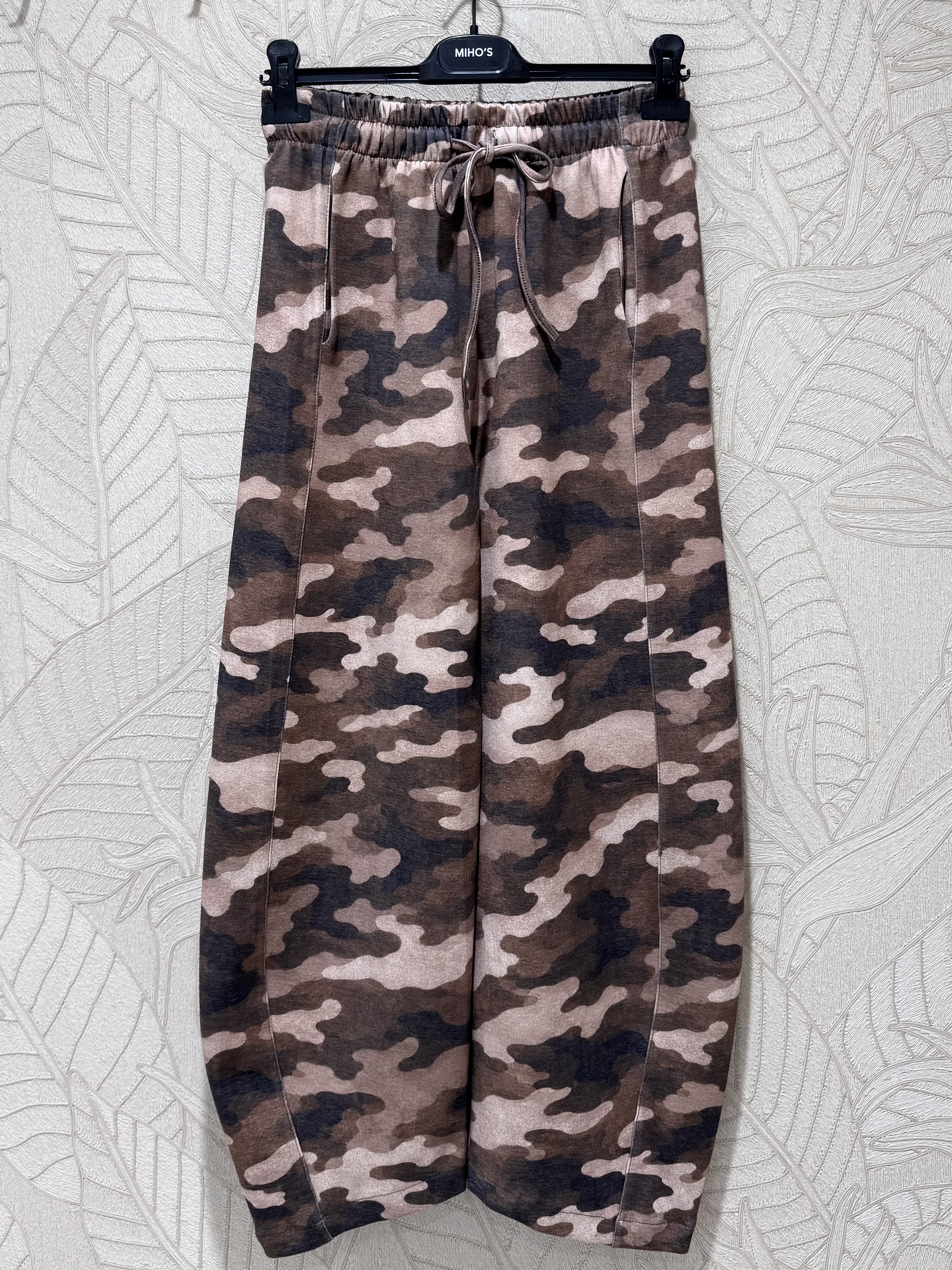 Weite Camouflage-Hosen bis zum Knöchel