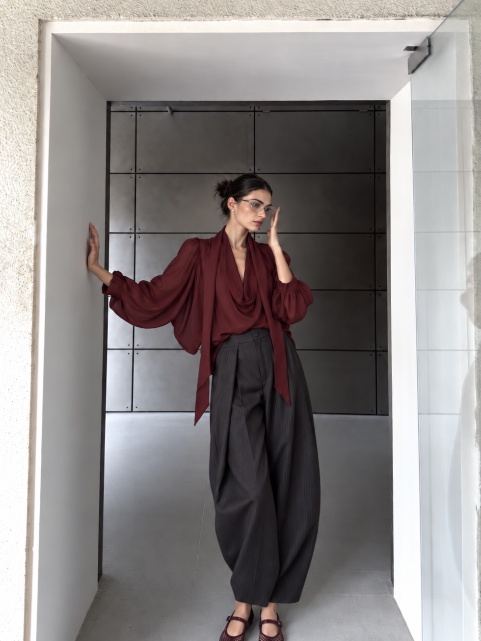 Weite Hosen mit Falten